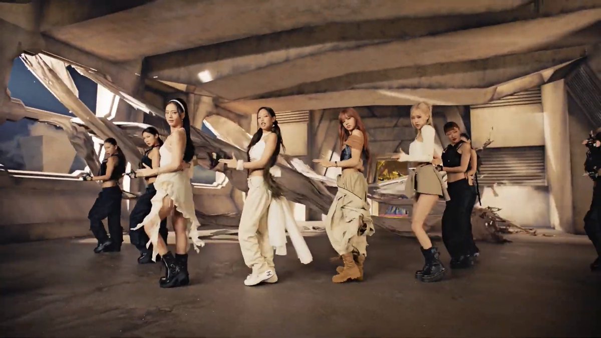 jenternal's tweet photo. confidence ; the essence of being @blackpink https://t.co/Ba4ic7Fht5