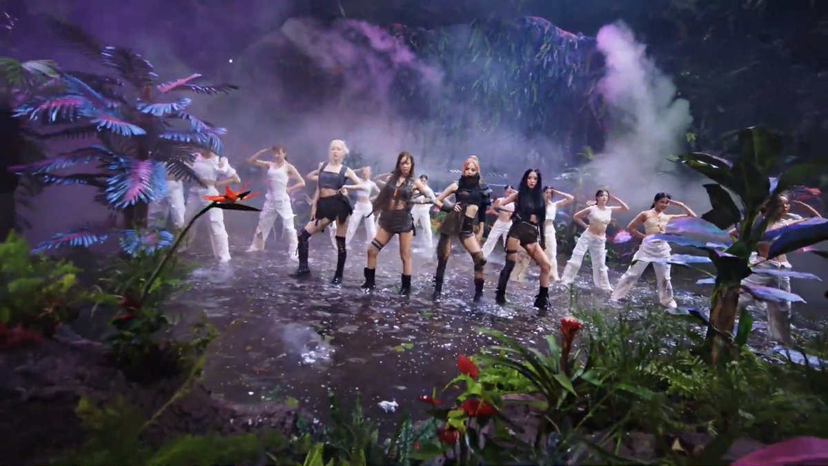 jenternal's tweet photo. confidence ; the essence of being @blackpink https://t.co/Ba4ic7Fht5