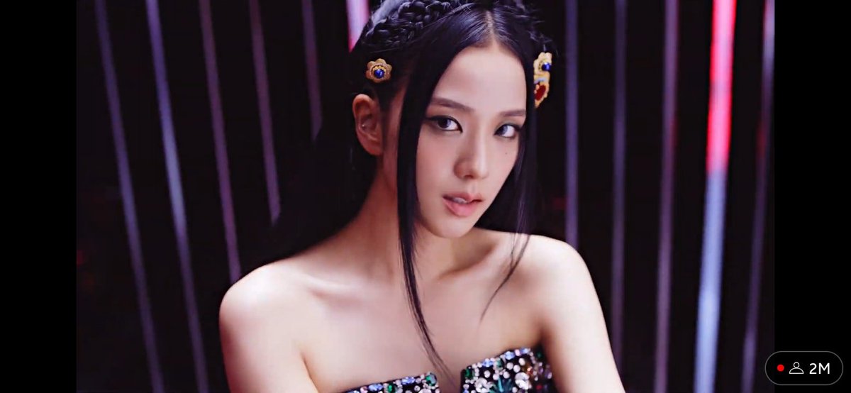 simjy__'s tweet photo. EXCUSE ME, MS. KIM JISOO??? 

PINK VENOM OUT NOW !!! https://t.co/DUIjyQLaGI