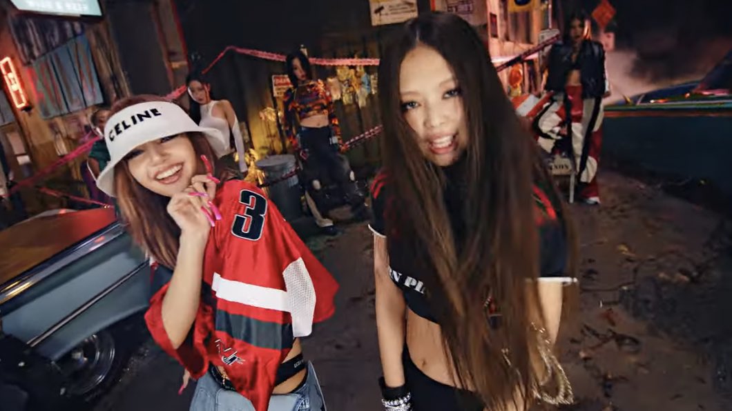 Kiki22Minaj's tweet photo. Main Rapper jennie is back!! They killed it! #PINKVENOM #LISA #JENNIE https://t.co/XZb92uPdWT