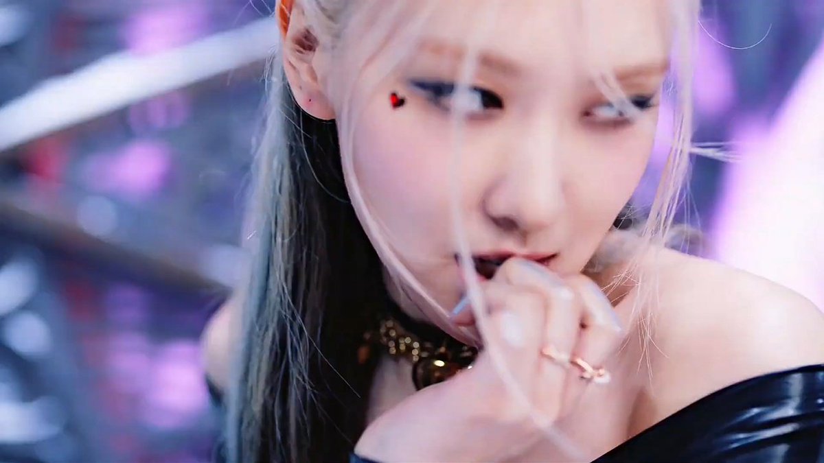 roseyarchive's tweet photo. ROSÉ https://t.co/rW7vcunL9u