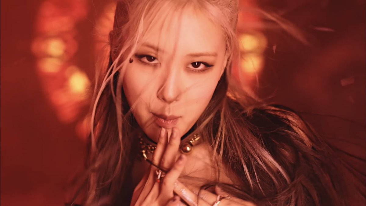 roseannepics's tweet photo. ROSÉ https://t.co/VuE4X0iFcJ
