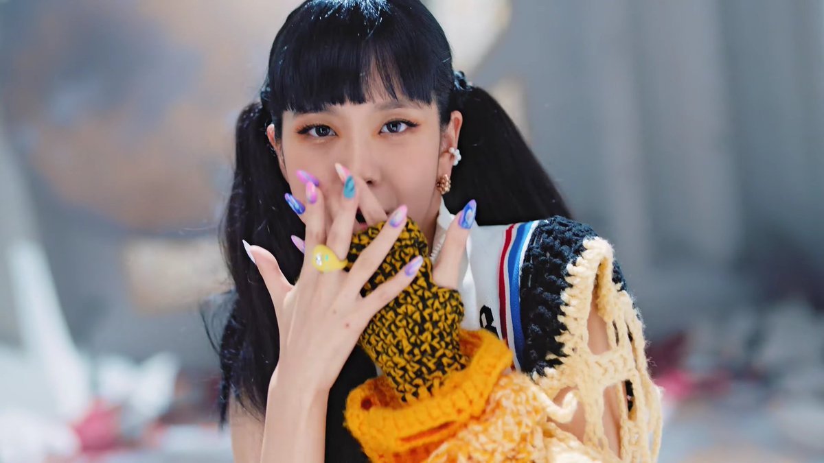 jichuhourly's tweet photo. JISOO'S BANGS https://t.co/0bbUnzXznh
