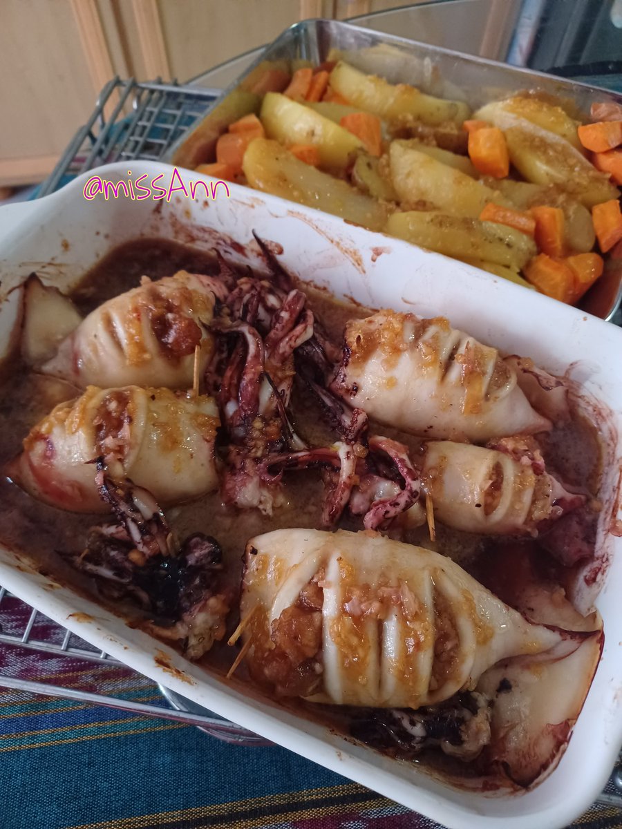 MAnnessentials's tweet photo. Baked stuffed squid, potato, and carrot🦑🥔🥕

I just followed my nose for this recipe. So I thought lots of garlic, butter, honey, onion,  oyster sauce, and some salt and pepper would make a good combination for my stuffed squid.

#squid #homecooking #yum https://t.co/IESfhA3B3g