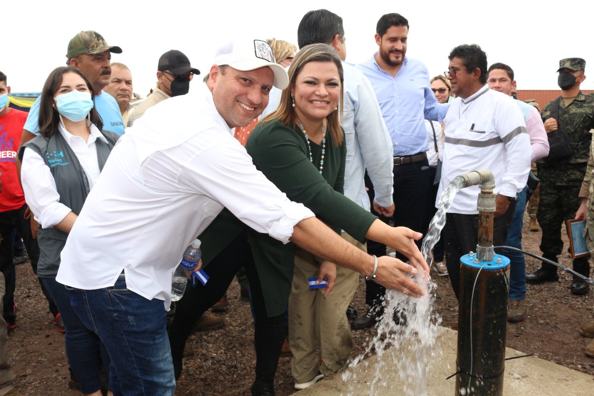 yadialvarezl's tweet photo. Electrificación pozo de agua potable en Altos del Guayabo Choluteca, inversión 245mil, Fondos #ENEE, #FOSODE, #XIOMARA CUMPLE. https://t.co/BxX10lGcgB