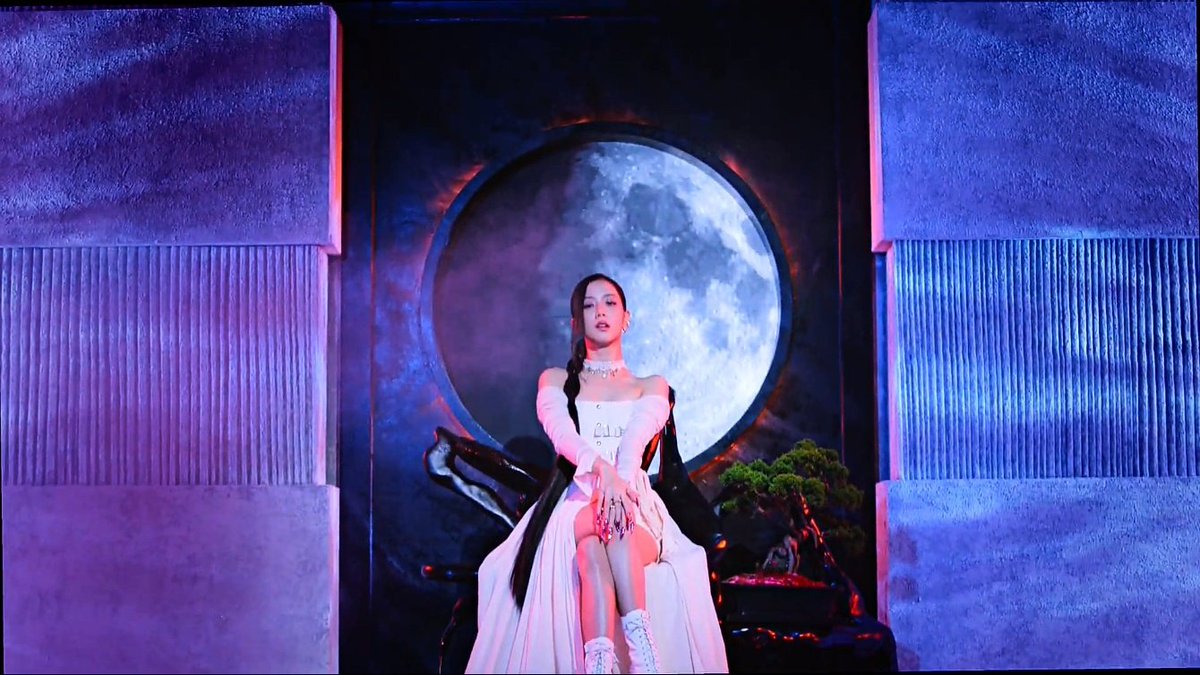 hooniestyles's tweet photo. jisoo is the sun &amp; the moon. https://t.co/GqdLWTe4s6