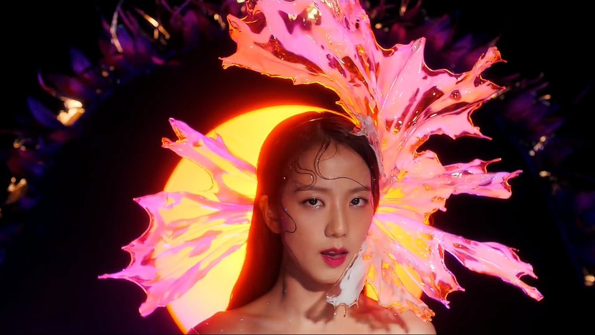 hooniestyles's tweet photo. jisoo is the sun &amp; the moon. https://t.co/GqdLWTe4s6