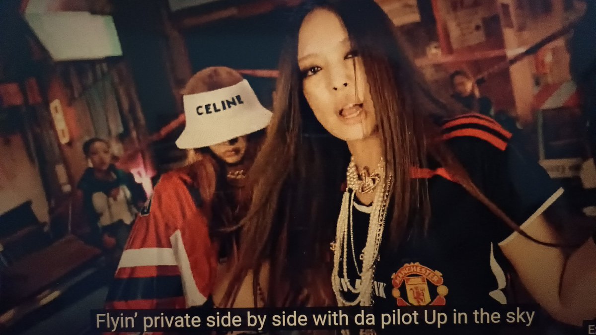 idextratime's tweet photo. Jennie pake jersey MU di comeback Blackpink https://t.co/bzNqMmperp