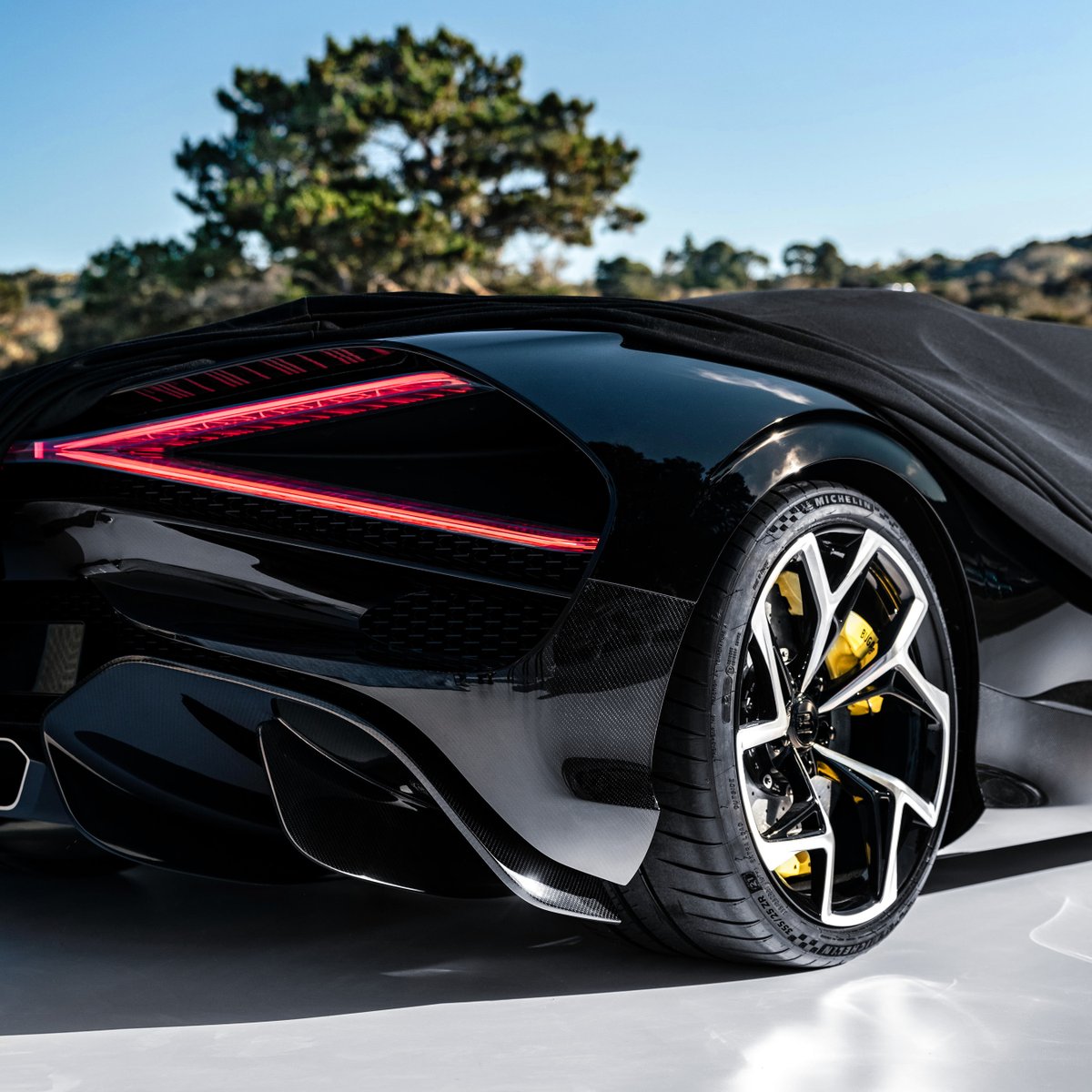 Bugatti's tweet photo. As the last of its kind, today, BUGATTI will unveil a new model at The Quail, A Motorsports Gathering at 10:20 PDT (17:20 GMT). 

#BUGATTI #TheQuail #MontereyCarWeek https://t.co/JGa3iKgZax