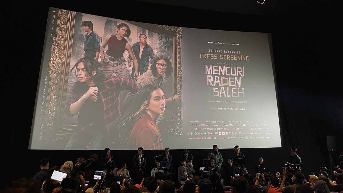 Press conference yang seru dan pecahhh!! 😂😂😂

Terima kasih, teman-teman media yang sudah menyempatkan hadir! 

#MencuriRadenSaleh