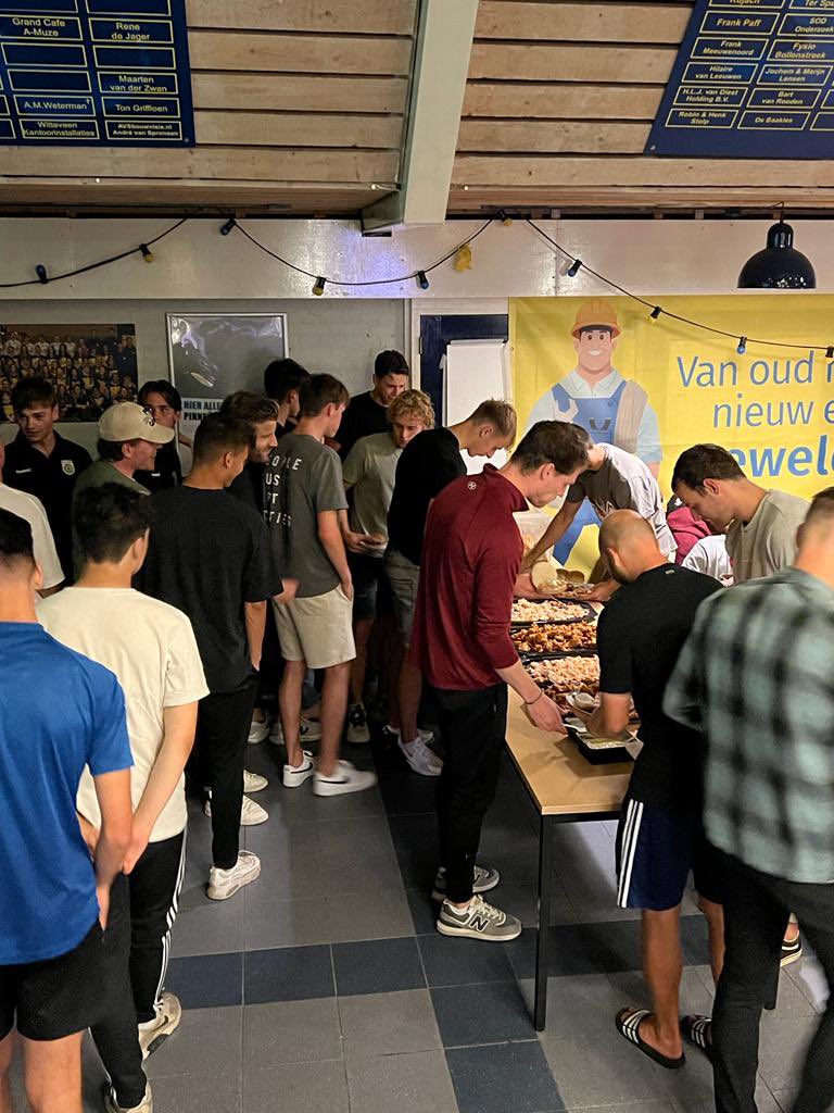 bronkied's tweet photo. Voor de start van het nieuwe seizoen, een gezellige club avond bij FC Lisse. Mede mogelijk gemaakt door Klas-Jan &amp; Arie ‘de Graaf van Spakenburg.’ https://t.co/NwotTqBdTZ