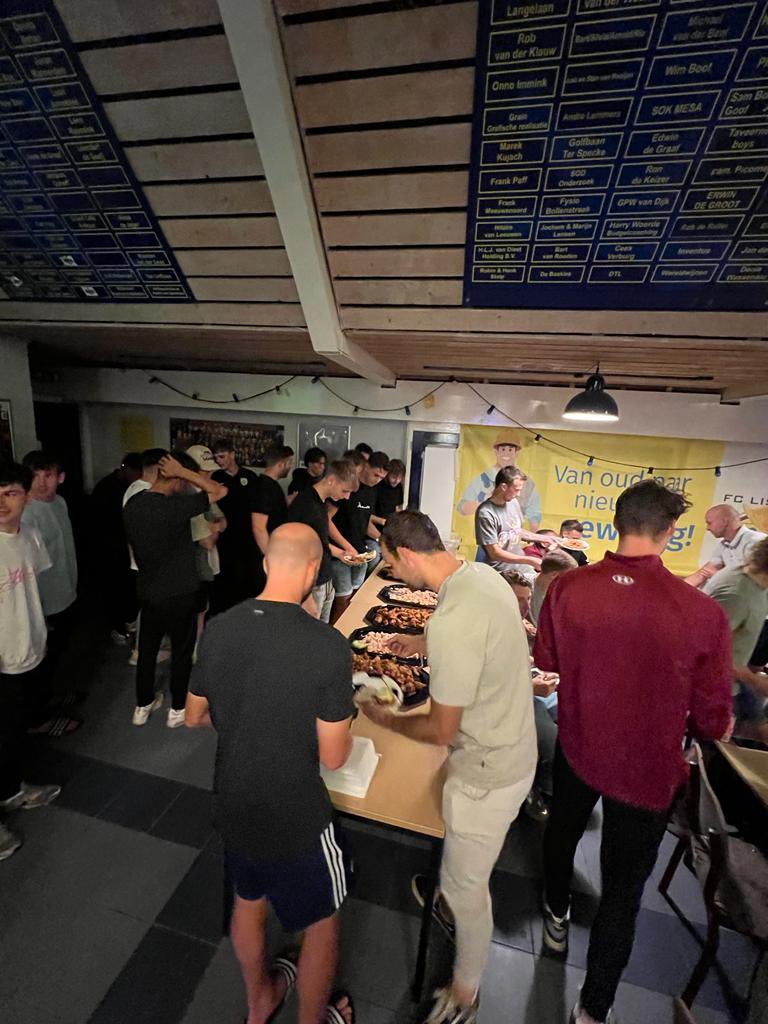 Voor de start van het nieuwe seizoen, een gezellige club avond bij FC Lisse. Mede mogelijk gemaakt door Klas-Jan &amp; Arie ‘de Graaf van Spakenburg.’