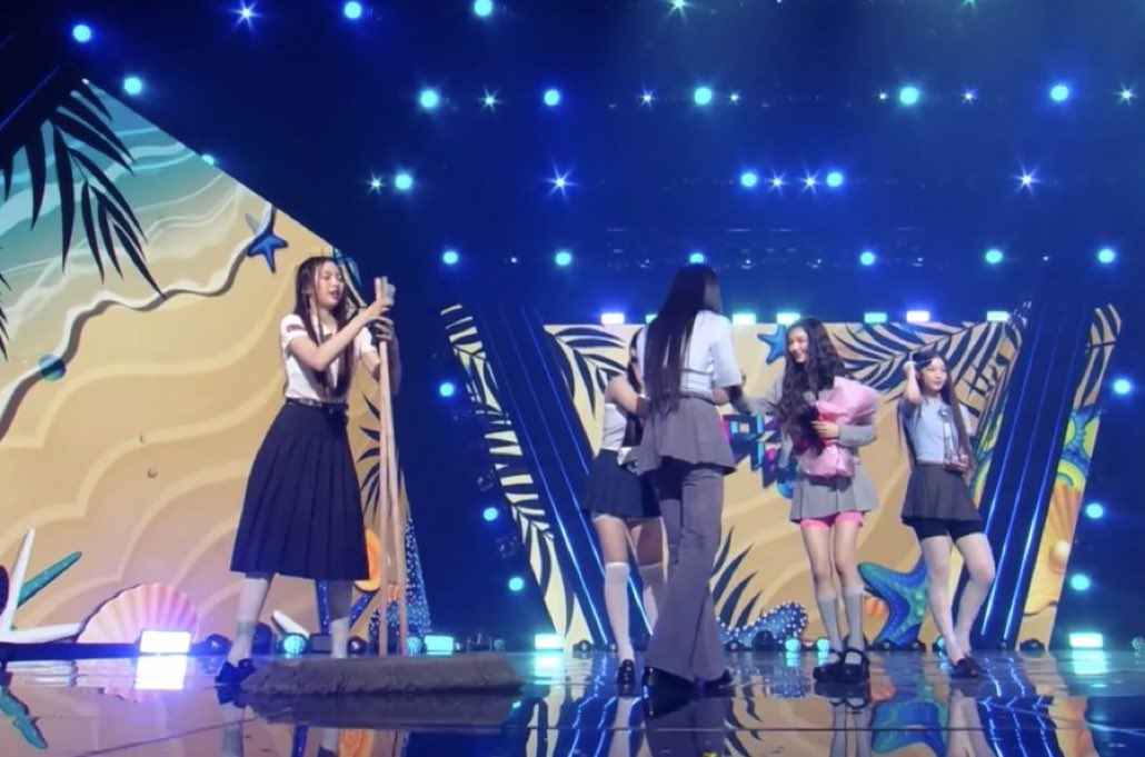 haniphams's tweet photo. newjeans promised to make the stage sparkly if they win 1st place. haha they brought out a mop https://t.co/MYdfqjjuxY