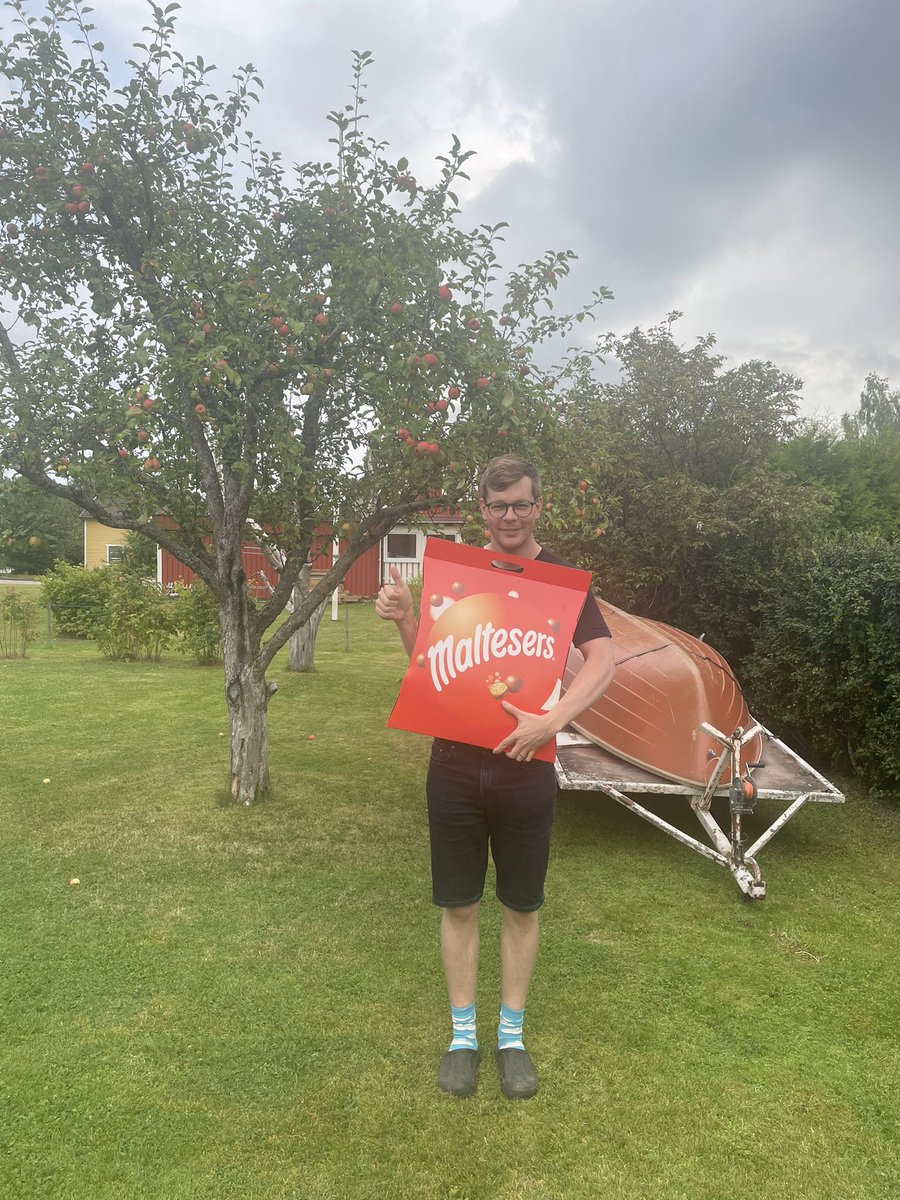 HannaBrus's tweet image. Var på Tivoli med blivande maken. Fem minuter innan stängning säger han - nu ska jag vinna ditt favoritgodis. Sagt å gjort🥰🥰🥰