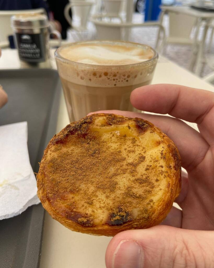 eucomi's tweet image. 🥐 PASTEL DE NATA da Manteigaria
💸 €1,10 cada ⭐️ Nota: 10

📜 Existe toda uma discussão, claro, sobre qual o melhor pastel de nata aqui em Portugal, e pra muita gente o da Manteigaria é imbatível.
Existem algumas unidades dessa rede que especializada n… instagr.am/p/Chb5l0mNaf9/