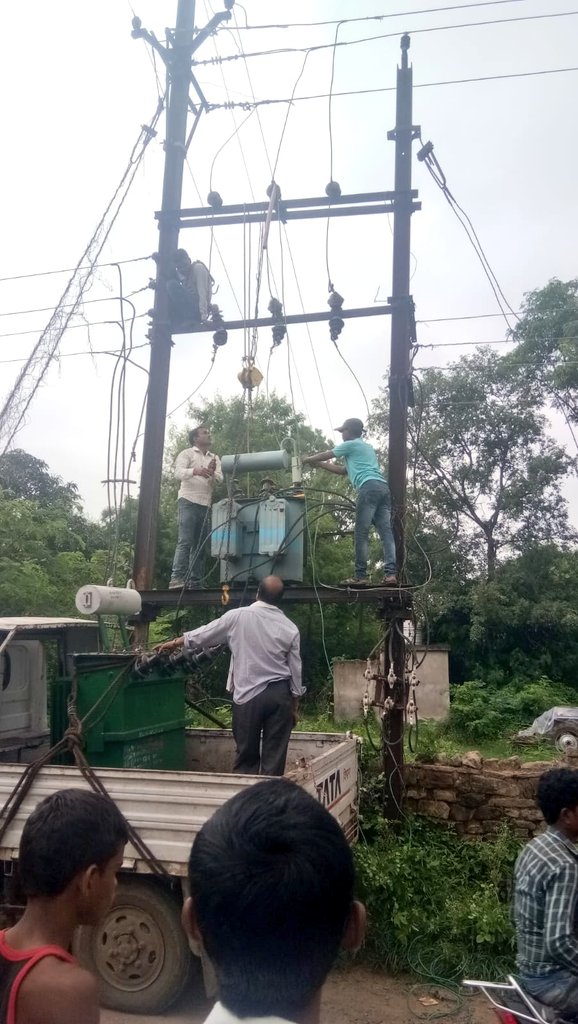 mpeastdiscom's tweet photo. बुढार वितरण केंद्र के 11 केव्ही लाइन ललपुर फीडर अंतर्गत 100 KVA ट्रांसफार्मर रिप्लेसमेंट का कार्य किया गया ताकि उपभोक्ताओं को सुचरू बिजली प्रदान की जा सके।
#budhar #electricitymaintenance https://t.co/p567oco2ZF