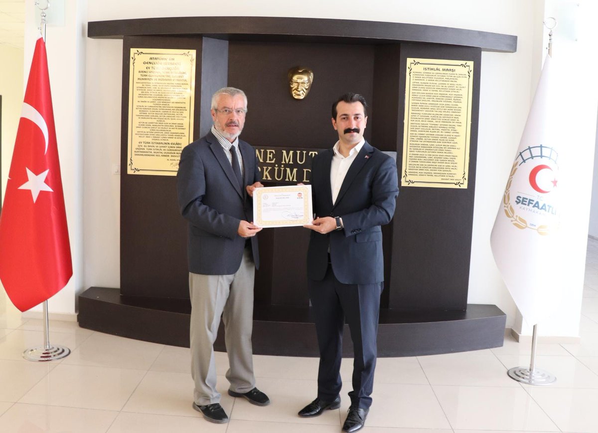 yozgatsefaatli_'s tweet photo. Sayın Kaymakamımız @mfgunlu, İlçe Gençlik ve Spor Müdürü Sayın @MuzafferArslann'a başarı belgesi takdim etti. https://t.co/SF7JjGYB5B