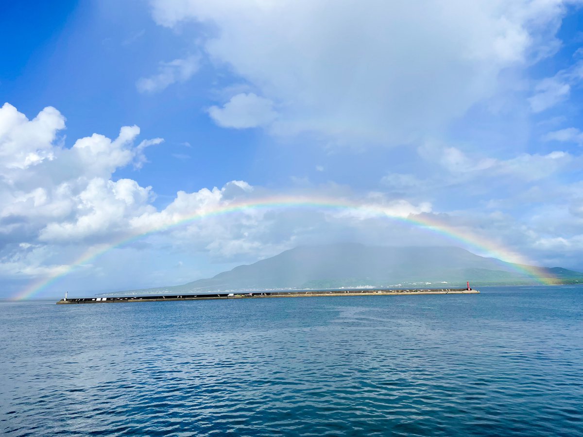 miyaaaaaachi's tweet photo. 今日ふとしたときにできた桜島にかかる虹がすごく綺麗だった🌈
#桜島　#鹿児島　#虹 https://t.co/NX7RUaXorm