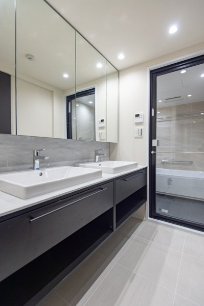 JpnRealtySTARTS's tweet photo. 42nd floor of High-rise Tower condo, walk distance to #Tsukishima and #Hatchobori Station.
Price: JPY151.8M ≒ USD1.12M ≒ EUR1.1M
Structure: Steel-framed RCS
Built: Jan 1999
Floor Plan: 2BR
Size: 78.29m2 / 842.7ft2
#realestate #property #petfriendly #sale #ChuoWard #Tokyo https://t.co/TZANheiGI0