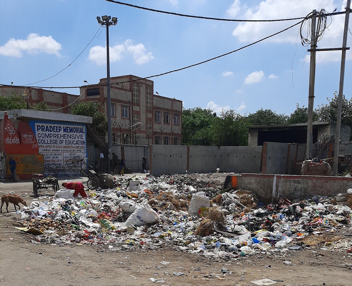Ravijindal_13's tweet photo. @LtGovDelhi @CPCB_OFFICIAL @SwachSurvekshan @DirectorPI_MCD @GyaneshBharti1 @AshwaniKumar_92 @DmcNarela
#Gandgi hi gandgi
Near railway crossing,
Camp no 2, Nangloi,
Narela zone, Delhi https://t.co/fStyXTvWXz