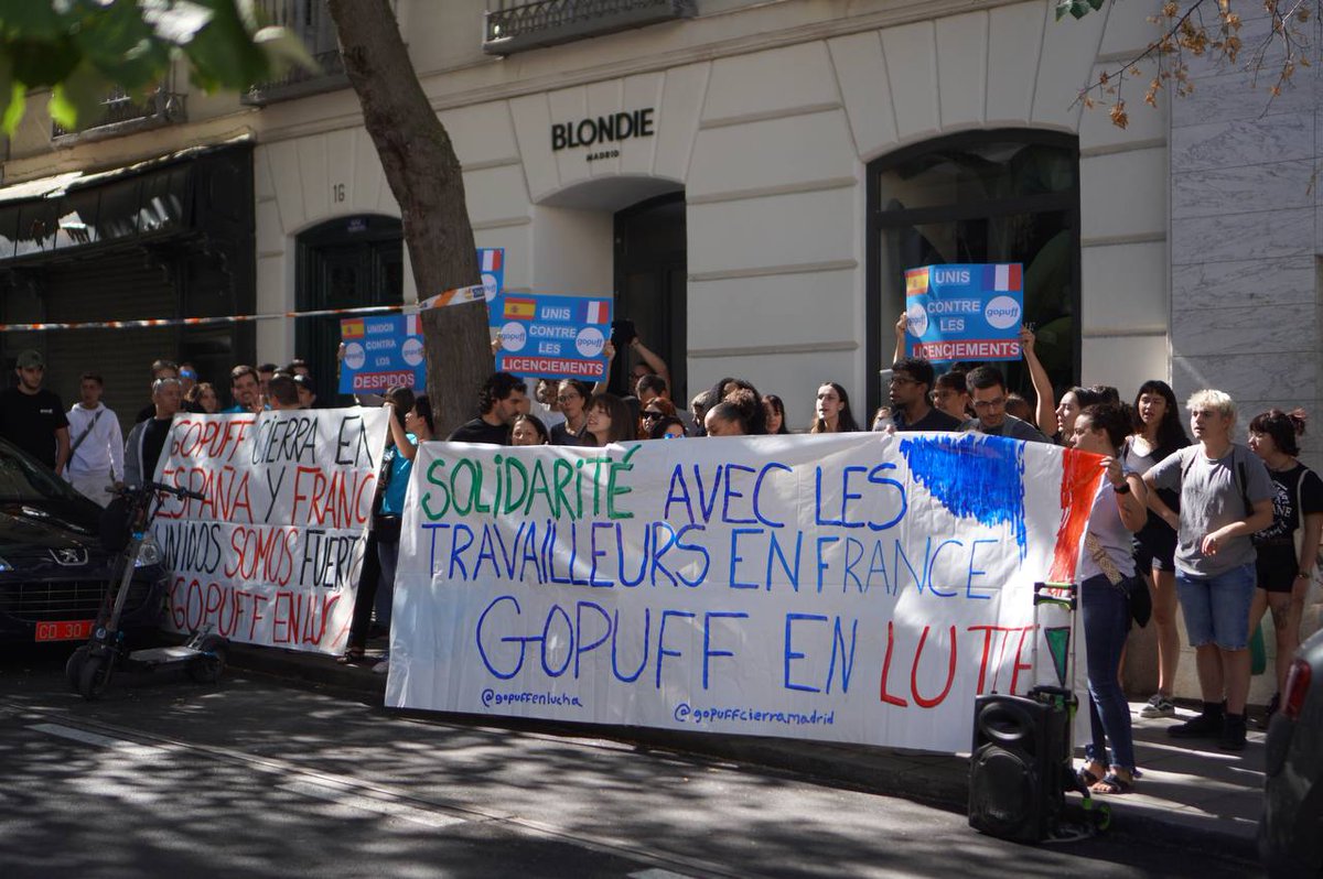 iDiarioES's tweet photo. 🔴 AHORA en #Madrid | Trabajadorxs de @gopuffenlucha en solidaridad con sus compañeros en Francia. ¡La lucha es el único camino! https://t.co/D8mjeZAEdA