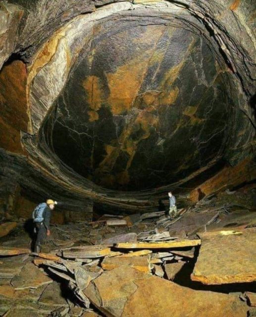 hugoesc31475407's tweet photo. Ojo de dragón, una formación rocosa metamórfica, fue encontrado en una mina de piedra en Lancashire, Inglaterra.🤔 https://t.co/fNn4Vu0mdd