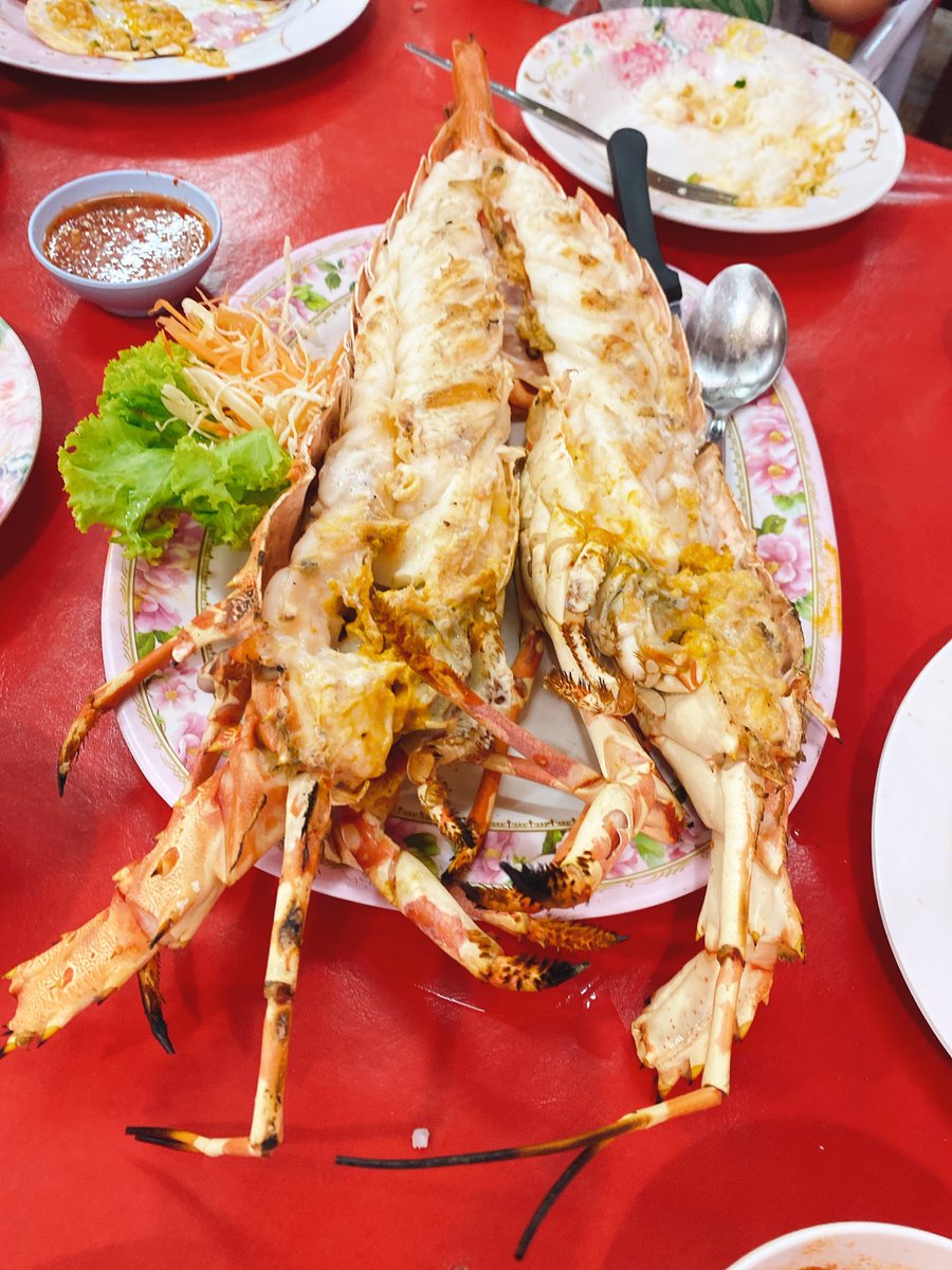 Ponnten's tweet photo. Hua hin night market
ロブスター探しにcicada marketとtamarind marketいったけどなくて、
ホアヒンマーケットで食べました🦞
むちゃくちゃ大きいロブスター1800Bくらい
口いっぱいにロブスターが頬張れるのは満足度が高い🤭
近隣の他の店も値段は大体同じでした
#huahin #robster https://t.co/aDFHQlmXwc