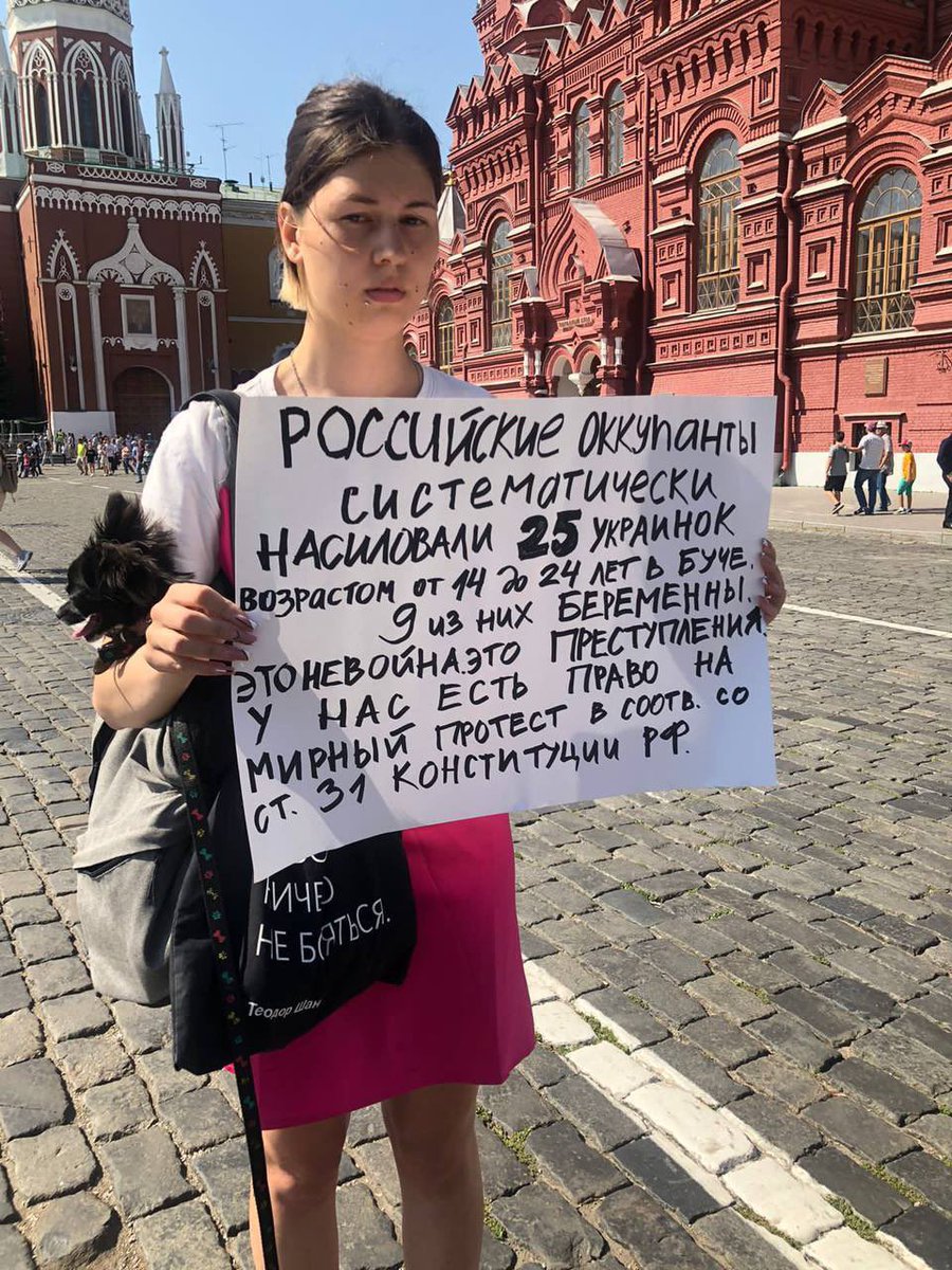 officejjsmart's tweet photo. Brave girl on Red Square, Moscow🇷🇺. She could get 15 years jail for this sign:
“Russian occupants systematically raped 25 Ukrainian girls, aged 14-24, in Bucha. 9 are now pregnant. This is not war - this is crime.
We have the right to protest per Art. 31 Russian Constitution.” https://t.co/KKxrBDJ1BS