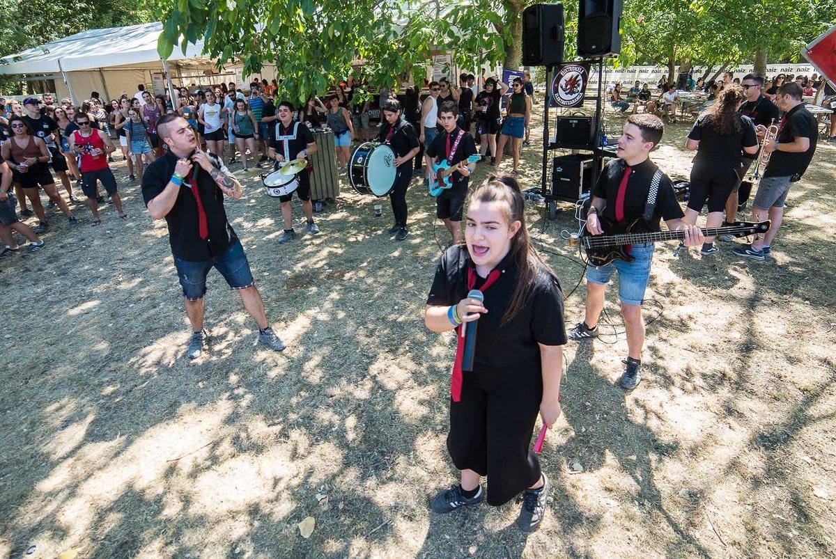 Hatortxurock's tweet photo. #HTX26 📸 Argazki bilduma
🎶 @elektrokela
.
.
#hatortxu #elektrokela #elektrotxaranga #auzolana #elkartasuna #hatortxurock #musikajaialdia #jaialdia #denaketxera #zeruahelmuga #etxera https://t.co/6PNFcmjd1b
