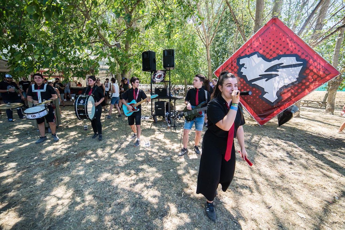 Hatortxurock's tweet photo. #HTX26 📸 Argazki bilduma
🎶 @elektrokela
.
.
#hatortxu #elektrokela #elektrotxaranga #auzolana #elkartasuna #hatortxurock #musikajaialdia #jaialdia #denaketxera #zeruahelmuga #etxera https://t.co/6PNFcmjd1b