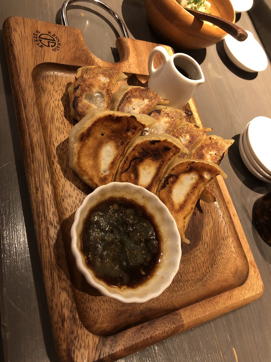 LYgtT4bLiLaOPZP's tweet photo. 大塚の餃子屋さんRENBOW。
大塚駅からも近くて気になってた!
ここの餃子はほんと美味い🥟
個人的には今まで食べた餃子の中で一番美味かった!日本酒も合う✨
13種類もあるからまた行きたいー🎶
#大塚 #renbow https://t.co/d11rsJjPnS
