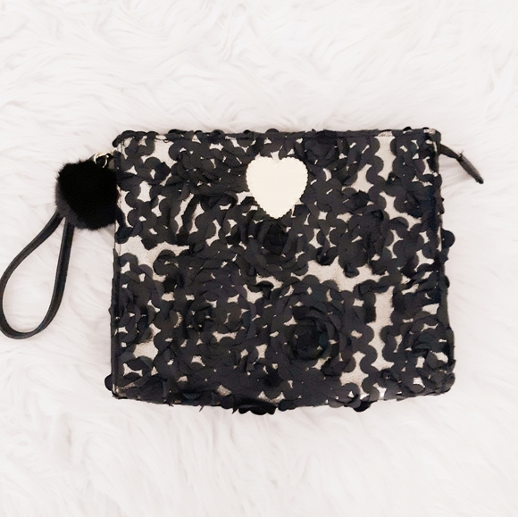 BealeApril's tweet photo. So good I had to share! Check out all the items I'm loving on @Poshmarkapp from @Matchgirl1321 @Hilary303 #poshmark #fashion #style #shopmycloset #madewell #vans #betseyjohnson: https://t.co/3fZbDtVSxU https://t.co/LEFApI3mdH