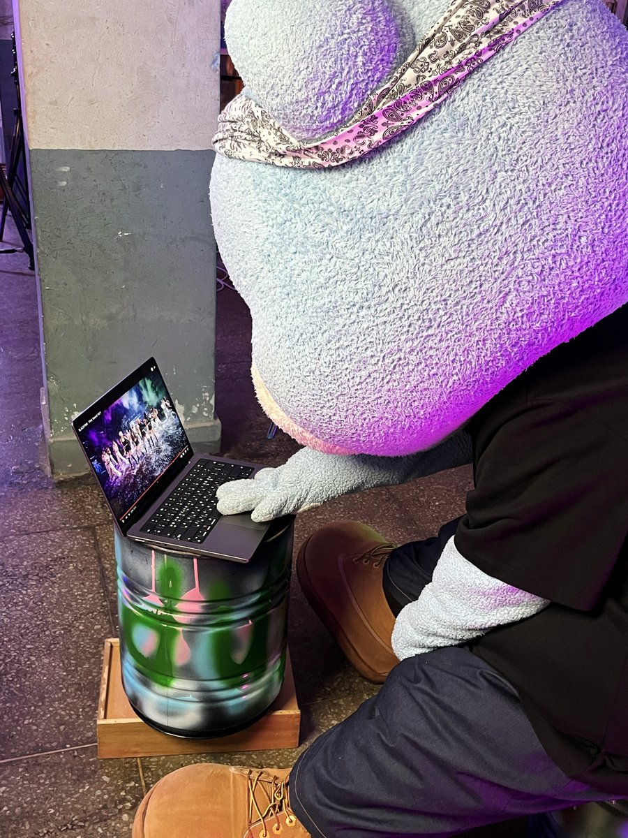 ImKRUNKKK's tweet photo. ‘Pink Venom’ is OUT NOW 🐾🖤💖
M/V Reaction : 2022.08.23
⠀
#BLACKPINK #블랙핑크 #PinkVenom
#KRUNK #KRUNKY #YG https://t.co/p9fVZpUFY1
