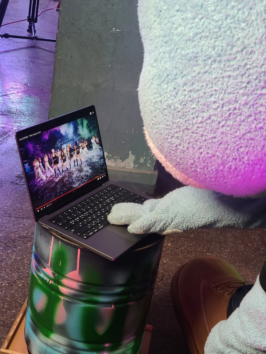 ImKRUNKKK's tweet photo. ‘Pink Venom’ is OUT NOW 🐾🖤💖
M/V Reaction : 2022.08.23
⠀
#BLACKPINK #블랙핑크 #PinkVenom
#KRUNK #KRUNKY #YG https://t.co/p9fVZpUFY1