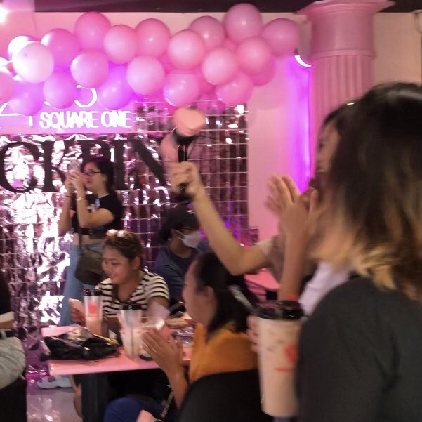 cafe_squareone's tweet photo. BLACKPINK BRING THE PAIN LIKE —

DAVAO BLINKS in the pink house. Indeed, it was worth the wait 😭

✨THANK YOU BLINKS ✨ 
#PINKVENOM  #BLACKPINK https://t.co/wlQkc4tNrY