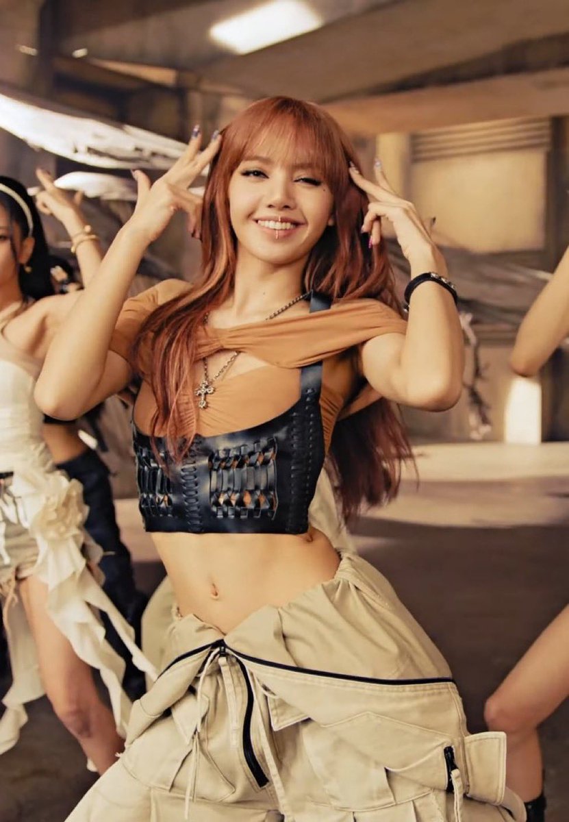 LISA TYPA GIRL tweet media