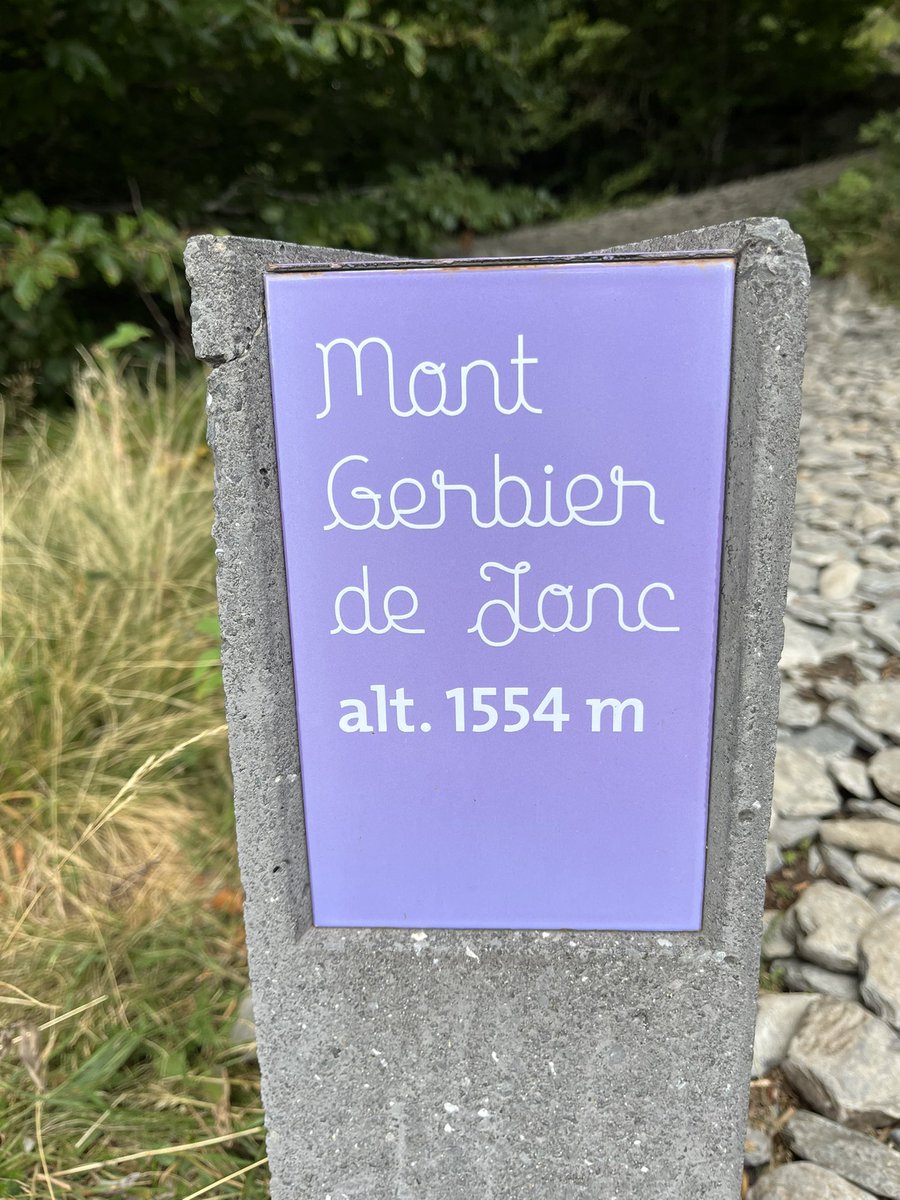 Emy_Crocro's tweet photo. Hier pour le 6eme jour des #VacancesEnFamille2022 de la #PatchFamily nous avons cheminé entre Haute Loire et Ardèche… du Puy en Velay vers Privas en passant par le Mont Gerbier de Jonc où l’on a vu soudre la Loire. Que de magnifiques paysages avec 🐮 à cloches, 🐴 et 🐑 https://t.co/IYg70WNQPJ