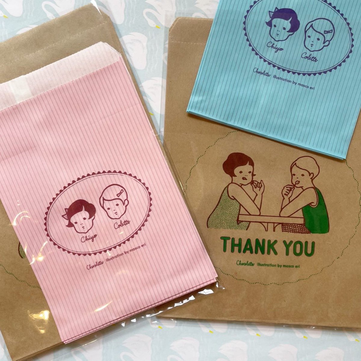 stationeryGOAT's tweet photo. 🍫ますこ文具店 Chocolette限定グッズ🍫
紙博にて『Chocolette リソグラフ袋』を販売します。
ますこ文具店3社コラボで実現したお裾分けぴったりの平袋2サイズセットです(お一人2セットまで)この機会にぜひ〜🍫
#chiyoandcolette #chocolette #チョコレット #ますこえり #紙博 #ますこ文具店 https://t.co/w1Gctr0PDm