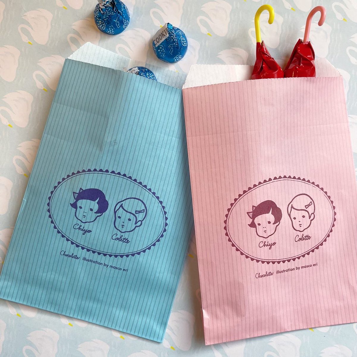 stationeryGOAT's tweet photo. 🍫ますこ文具店 Chocolette限定グッズ🍫
紙博にて『Chocolette リソグラフ袋』を販売します。
ますこ文具店3社コラボで実現したお裾分けぴったりの平袋2サイズセットです(お一人2セットまで)この機会にぜひ〜🍫
#chiyoandcolette #chocolette #チョコレット #ますこえり #紙博 #ますこ文具店 https://t.co/w1Gctr0PDm