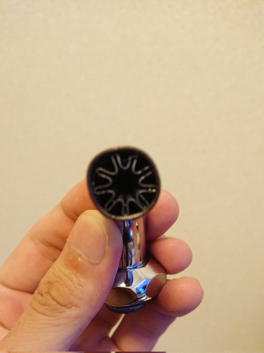 noah60_owner's tweet photo. 洗濯機の蛇口こんだけ変形してたらそりゃ水浸しにもなりますわ

風呂の電気がつかなかったりキッチンの電気がチカチカしてたりゴムパッキンだけとかなら消耗品だからまぁ許せるがこれは流石に許せん https://t.co/3n6bK4ARzC