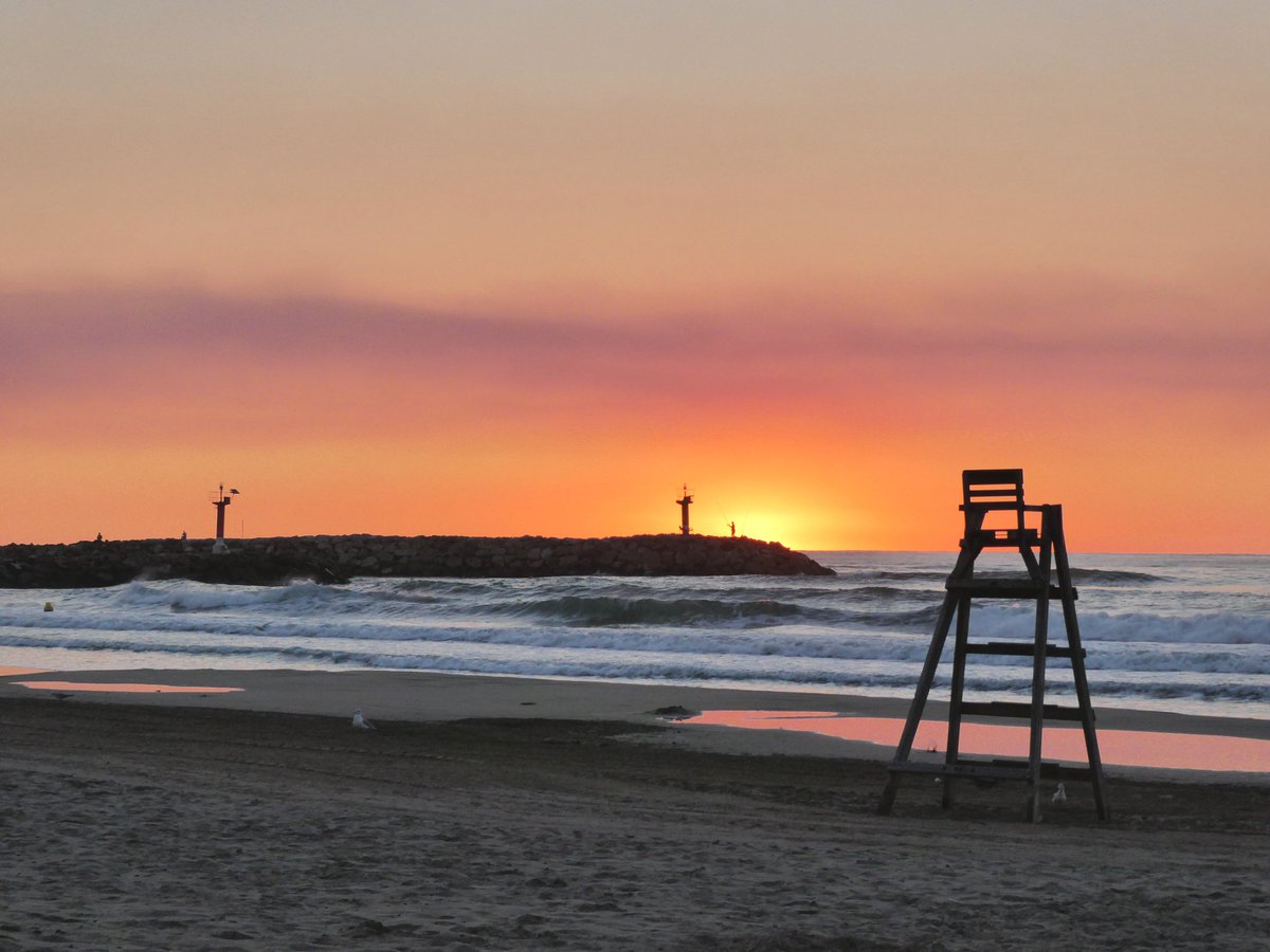 xusvalencia's tweet photo. El #amanecer de hoy se inunda de tristeza por el humo del #IFBejis
Mucho ánimo a los afectados y a los que están trabajando para terminar con él @apuntoratge
Alboraya (Valencia) 📸 #tiempoCV https://t.co/Ye09pRn3Ej