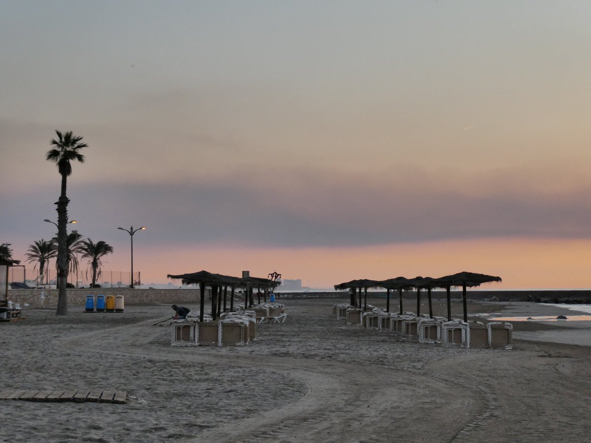 xusvalencia's tweet photo. El #amanecer de hoy se inunda de tristeza por el humo del #IFBejis
Mucho ánimo a los afectados y a los que están trabajando para terminar con él @apuntoratge
Alboraya (Valencia) 📸 #tiempoCV https://t.co/Ye09pRn3Ej