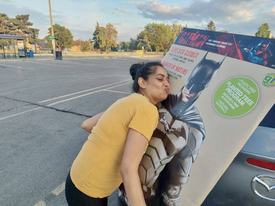 niksteer13's tweet photo. ⁦@DCComics⁩ ⁦@Batman⁩ ⁦@mattreevesLA⁩ #robertpattinson When ur bestie surprise u with lifesize cutout of #mrwayne #burcewayne #batman #whyhello 👅😇💗🦇👅🤗 https://t.co/JhUmSyanEC