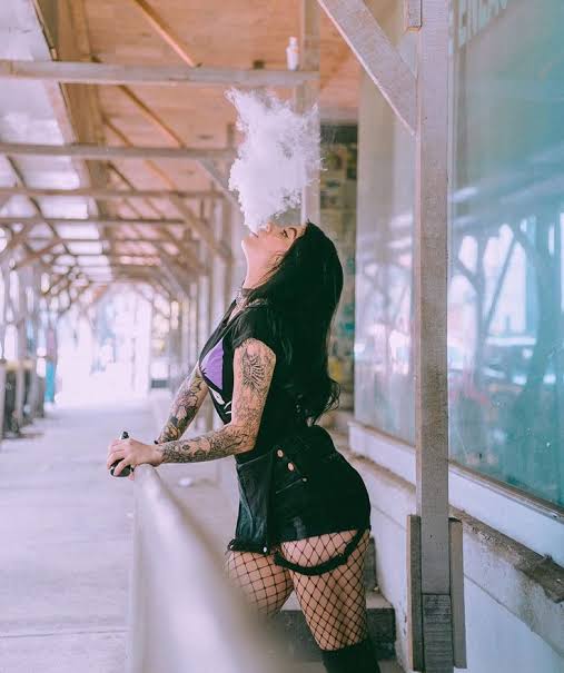 —Nada mejor que fumar después de una buena noche de juegos...~

#sexrol #feerol