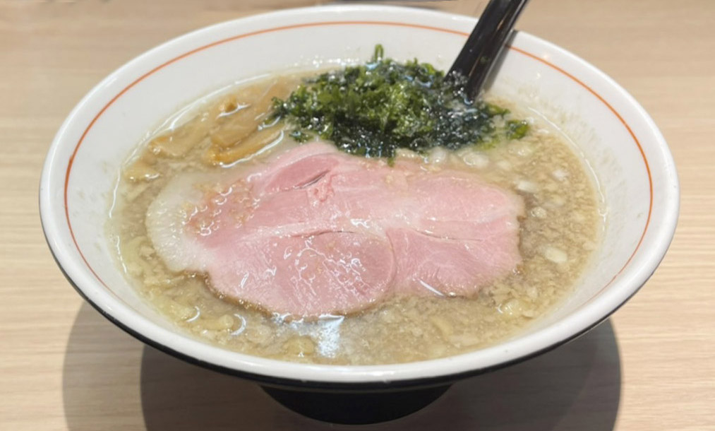 sapporo_food's tweet photo. 札幌のカレーとラーメンが３０％もお得に楽しめる「ＧＯ！ＧＯ！カレー＆ラーメン２００」ご利用総額第二位✨　
２０２２年オープンの新鋭✨
麺鍾馗（メンショウキ）
背脂煮干

札幌市東区北26条東1-2-25 ノース26 1F

#麺鍾馗 https://t.co/qidm8FzdAw
