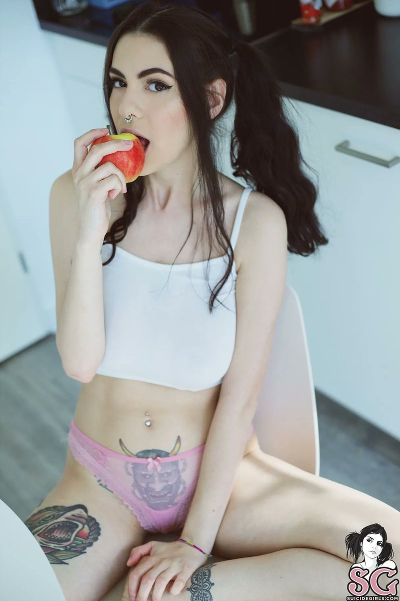 SuicideGirls's tweet photo. Wanna Eat? Model: @BetthLittle 🍎 📸 @drewborealis - https://t.co/O87SqzOtHh https://t.co/VOLRfycZoK