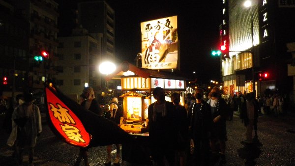 l_marginalia's tweet photo. ふと精霊流しをひとりで見物したくなって、長崎繁華街をブラブラしておりましたら、従兄弟のゲンちゃんの精霊舟と偶然バッタリ。
これもゲンちゃんのお導きかなぁと思い、ハッピの方々に混ざって、勝手に個人参加（？）。
伯母に喜んでいただけたのは嬉しかったな。
#お盆 #お盆休み #精霊流し #長崎 https://t.co/JQtoIzWV41