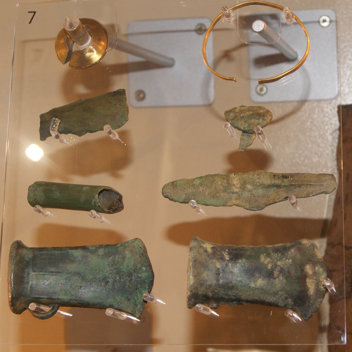 LancsMuseums's tweet photo. 🏰 For #FindsFriday we have the Portfield Hoard at #ClitheroeCastle
Portfield Hillfort dates between the Bronze Age and Iron Age and produced these stunning bronze and gold finds.
⚱ #ShoutOut to @UCLanArchAnth who are excavating Portfield we wonder what you will unearth! 🧐 https://t.co/4kMhCdSKx1