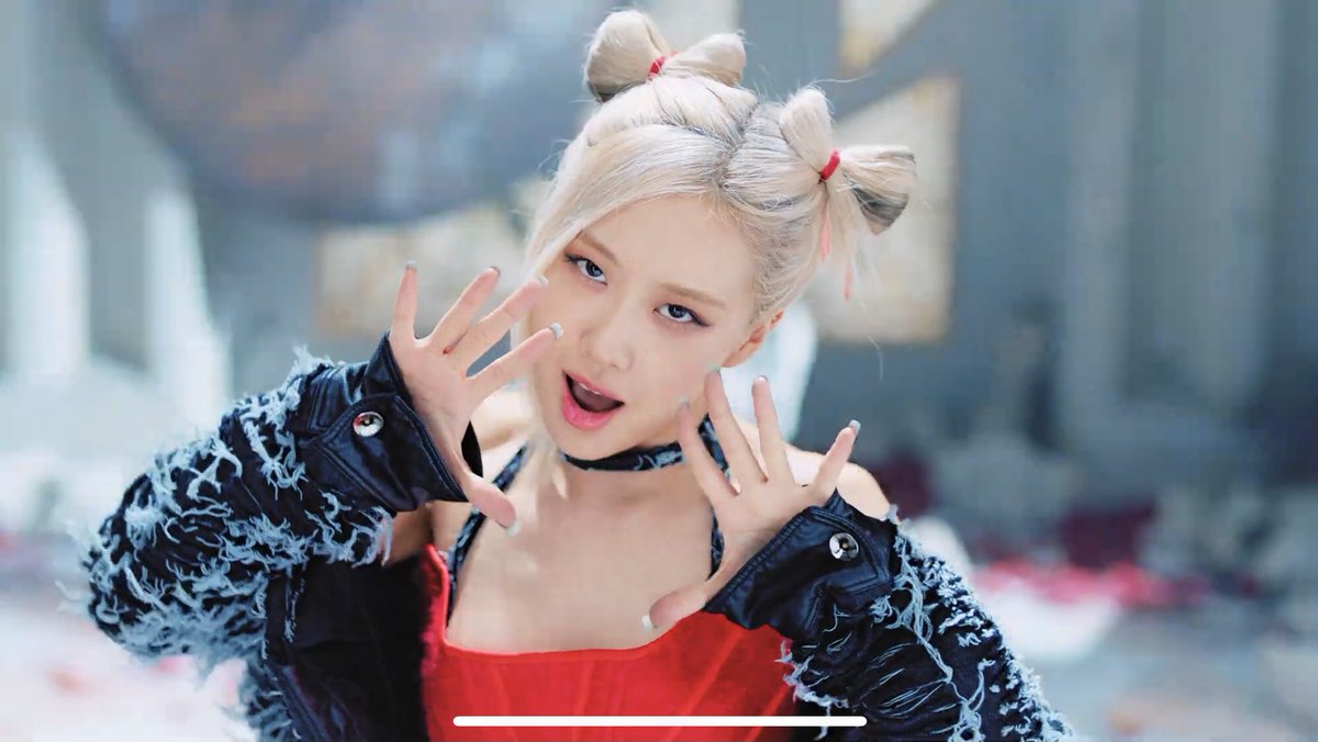 Hù z thấy xinh chứ hk thấy xợ nha bà râu chề 🤧
 #ROSÉ