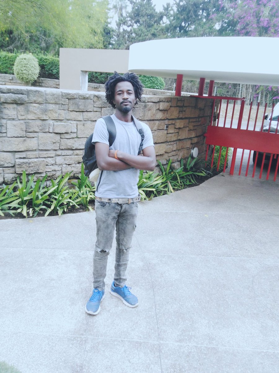 ：انا الذي هزمتها الحياة مراراً وتكراراً ولا زالت صامد بوجه المنعطفات لأني اؤمن بأن بعد العسر يسر 👌🖤